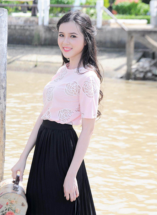 Bộ[-]ảnh[-]hoa[-]khôi[-]Huỳnh[-]Thúy[-]Vi[-]tạo[-]dáng[-]xinh[-]bên[-]bến[-]Ninh[-]Kiều